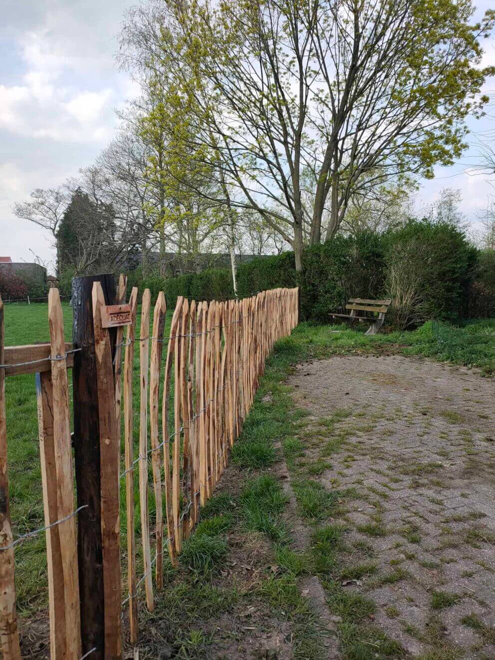 Clôture ganivielle française en bois de châtaignier de 120 cm de hauteur et avec un espacement de 10 cm. entre les lattes.