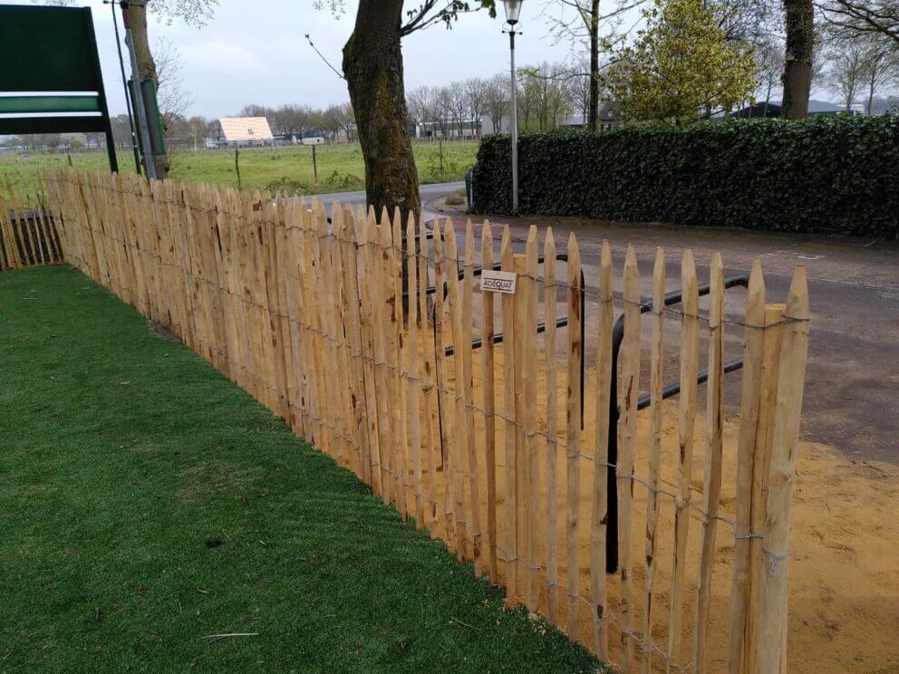 Clôture ganivielle française en bois de châtaignier de 120 cm de hauteur et avec un espacement de 4 cm. entre les lattes.