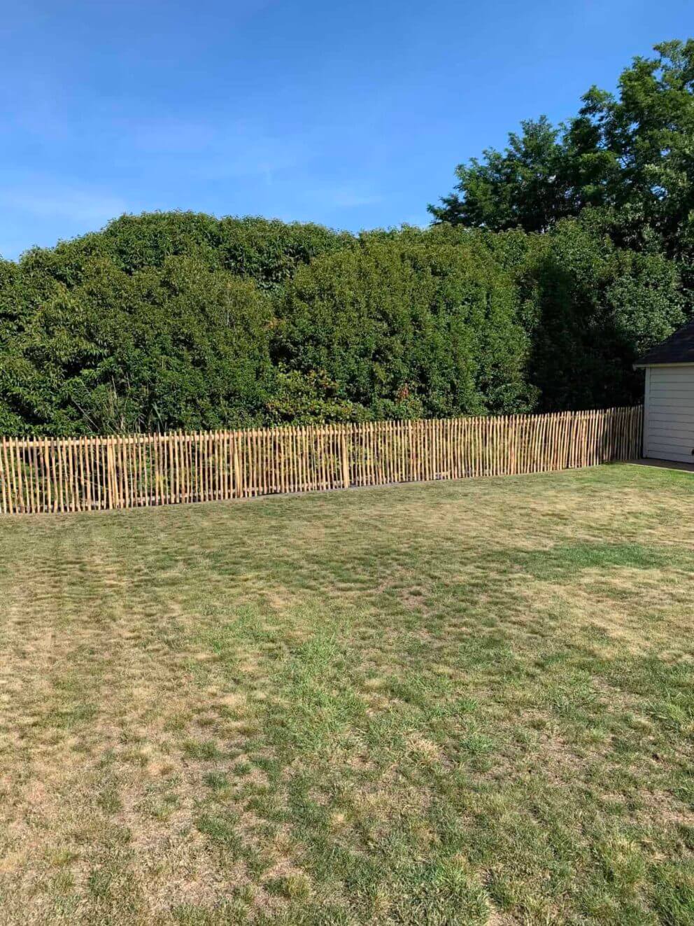 Clôture ganivielle française en bois de châtaignier de 120 cm de hauteur et avec un espacement de 4 cm. entre les lattes.