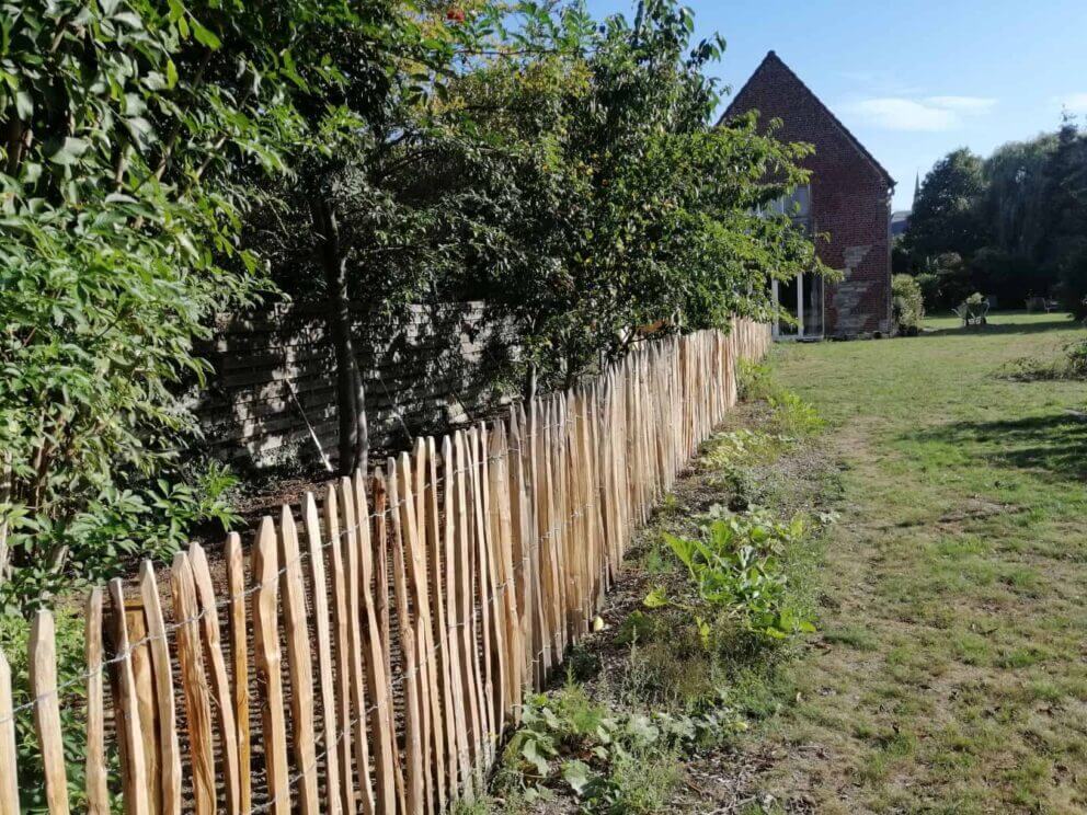 Clôture ganivielle française en bois de châtaignier de 120 cm de hauteur et avec un espacement de 4 cm. entre les lattes.