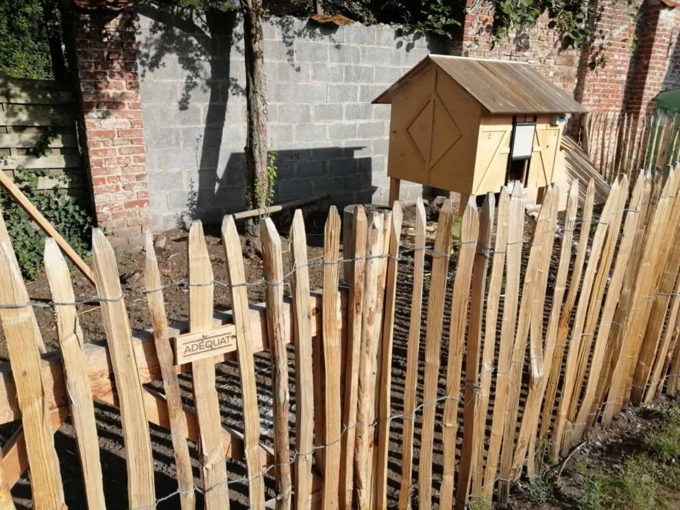 Clôture ganivielle française en bois de châtaignier de 120 cm de hauteur et avec un espacement de 4 cm. entre les lattes.