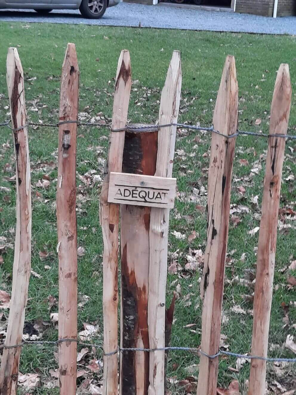 Clôture ganivielle française en bois de châtaignier de 120 cm de hauteur et avec un espacement de 6 cm. entre les lattes.