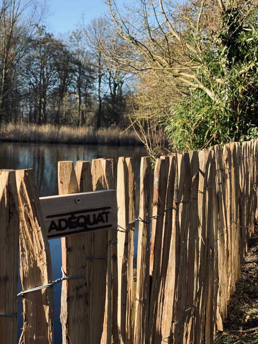 Clôture ganivielle française en bois de châtaignier de 120 cm de hauteur et avec un espacement de 4 cm. entre les lattes.