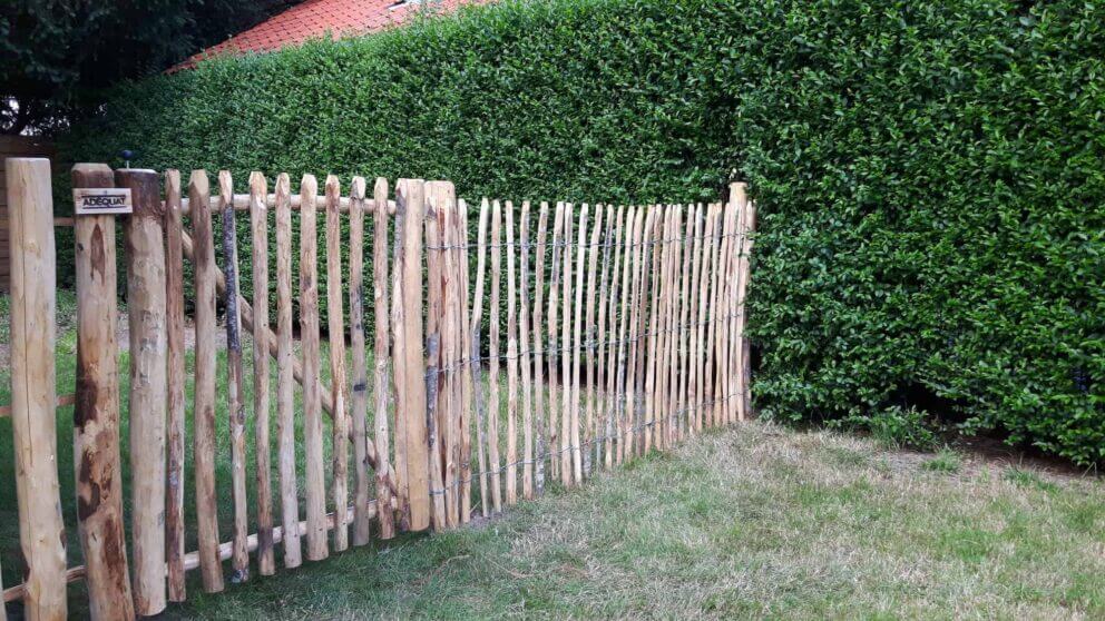 Clôture ganivielle française en bois de châtaignier de 120 cm de hauteur et avec un espacement de 6 cm. entre les lattes.