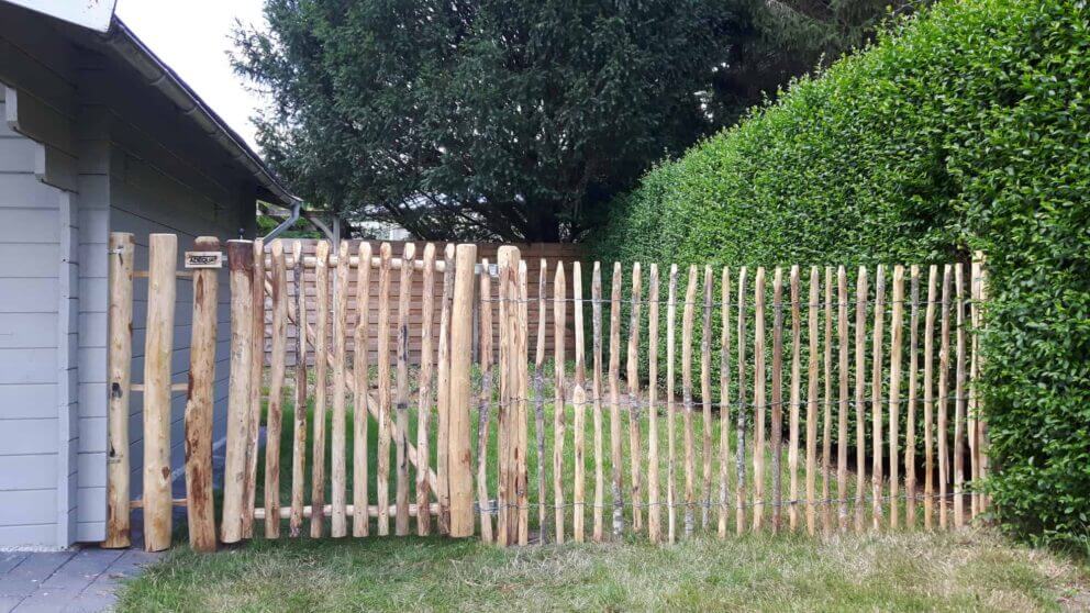 Clôture ganivielle française en bois de châtaignier de 120 cm de hauteur et avec un espacement de 4 cm. entre les lattes.