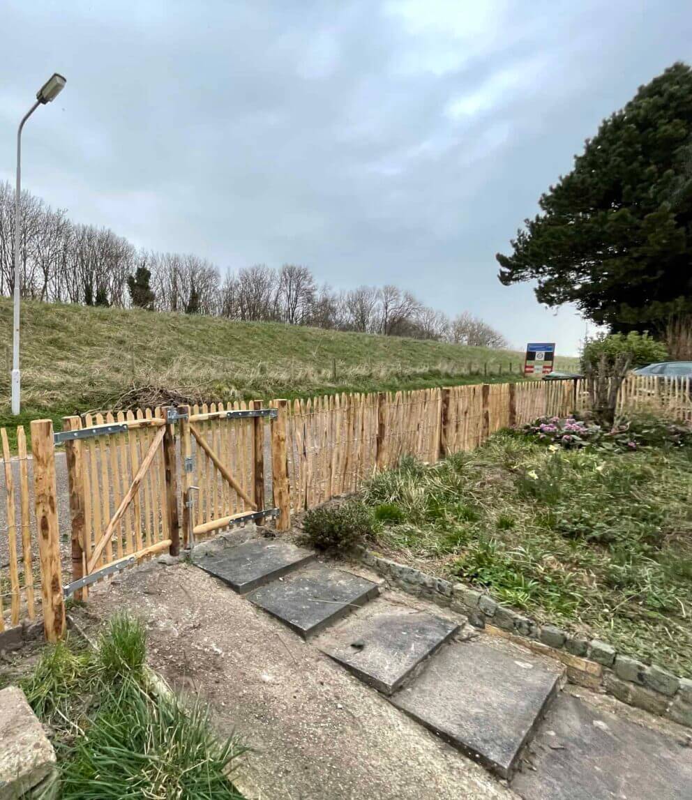 Clôture ganivielle française en bois de châtaignier de 100 cm de hauteur et avec un espacement de 4 cm. entre les lattes.