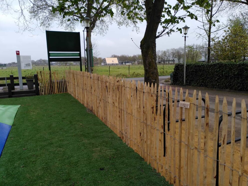 Clôture ganivielle française en bois de châtaignier de 120 cm de hauteur et avec un espacement de 4 cm. entre les lattes.