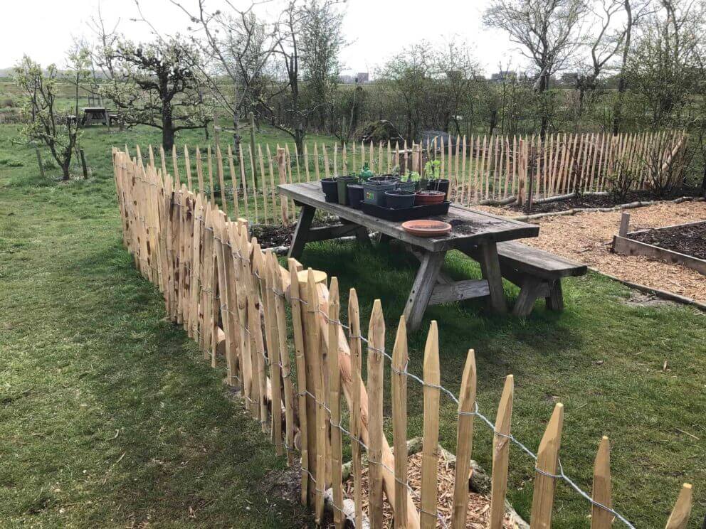 Clôture ganivielle française en bois de châtaignier de 100 cm de hauteur et avec un espacement de 8 cm. entre les lattes.