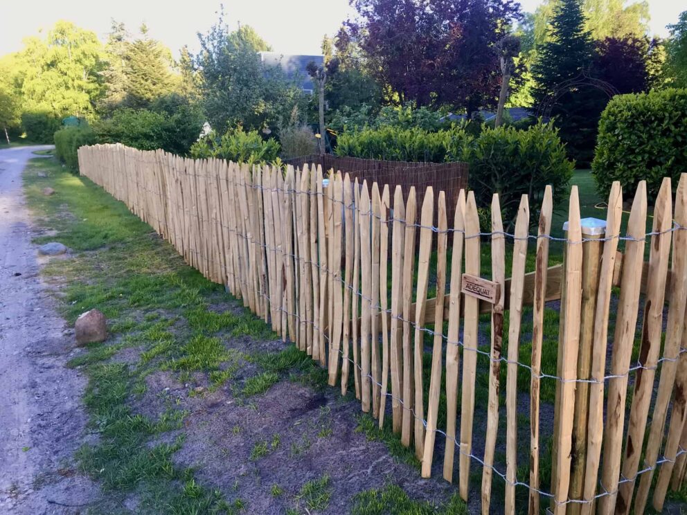 Clôture ganivielle française en bois de châtaignier de 100 cm de hauteur et avec un espacement de 4 cm. entre les lattes.