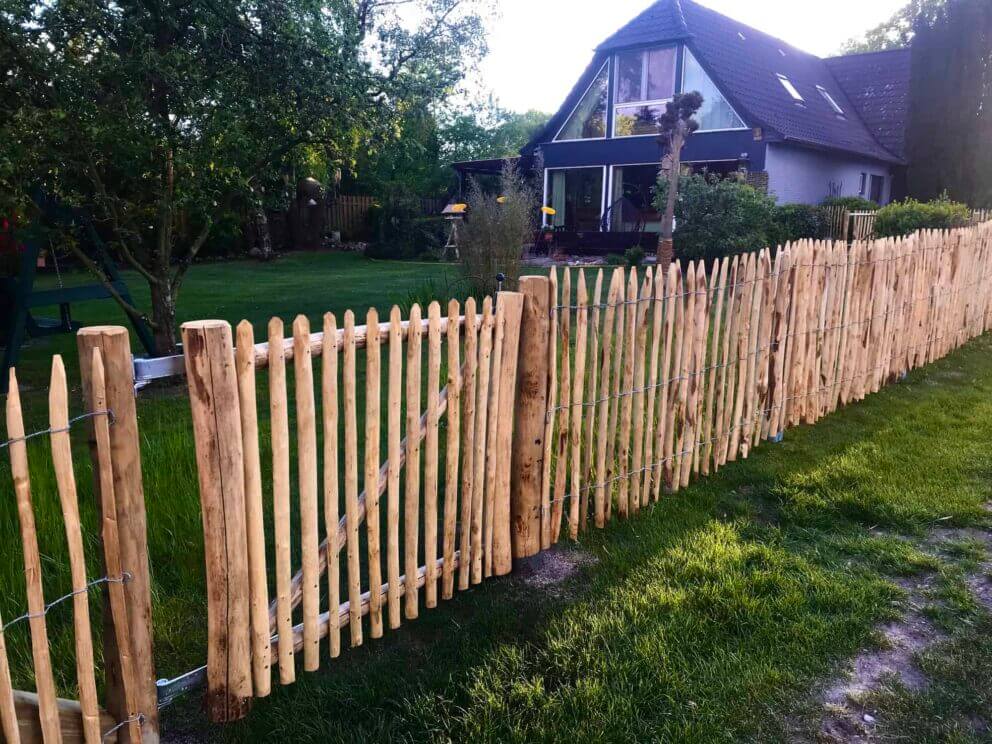 Clôture ganivielle française en bois de châtaignier de 100 cm de hauteur et avec un espacement de 4 cm. entre les lattes.