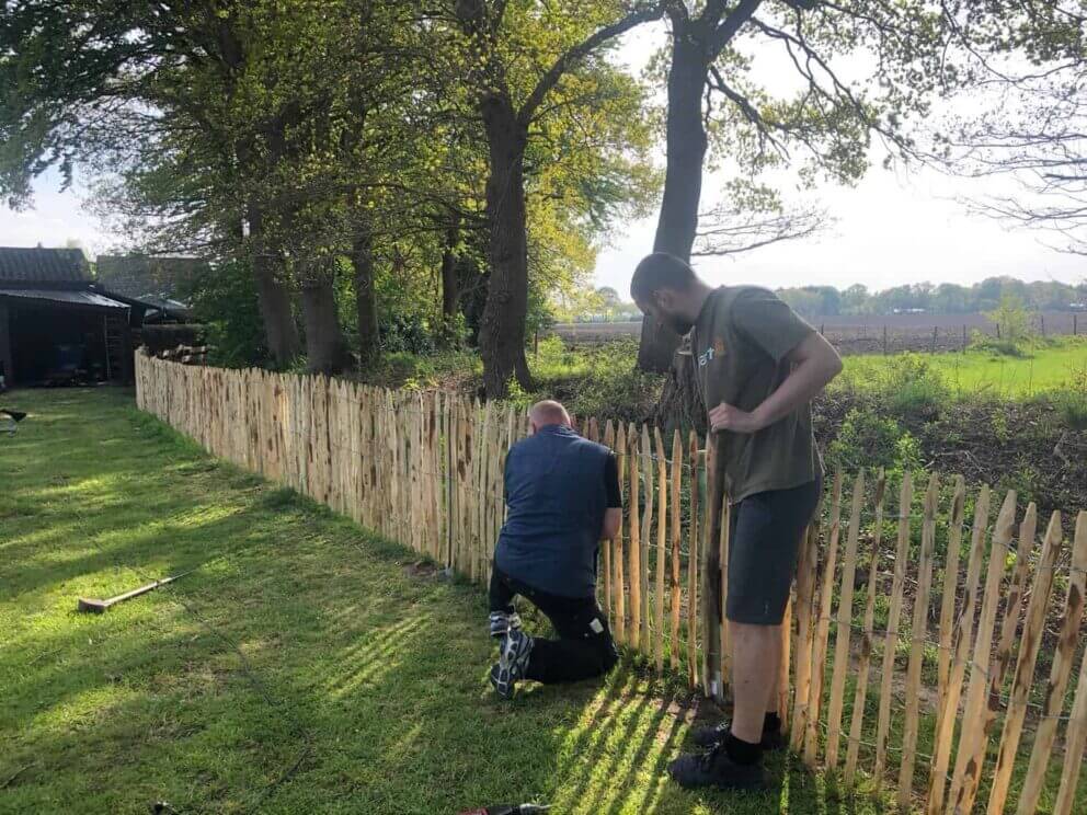 Clôture ganivielle française en bois de châtaignier de 100 cm de hauteur et avec un espacement de 4 cm. entre les lattes.