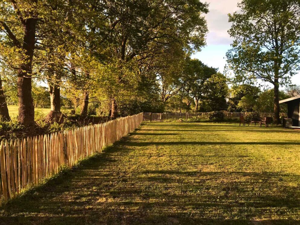 Clôture ganivielle française en bois de châtaignier de 100 cm de hauteur et avec un espacement de 4 cm. entre les lattes.