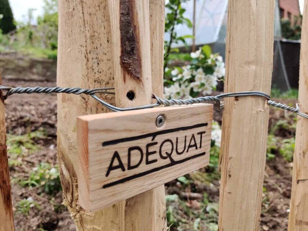 Clôture ganivielle française en bois de châtaignier de 100 cm de hauteur et avec un espacement de 6 cm. entre les lattes.