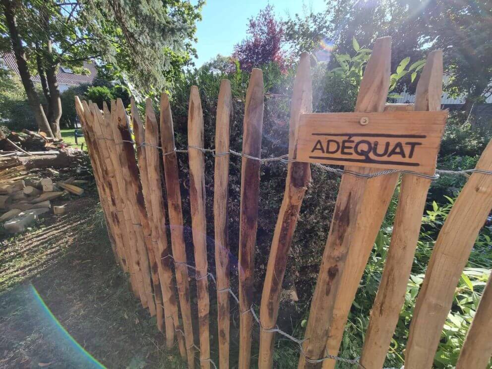 Clôture ganivielle française en bois de châtaignier de 100 cm de hauteur et avec un espacement de 4 cm. entre les lattes.