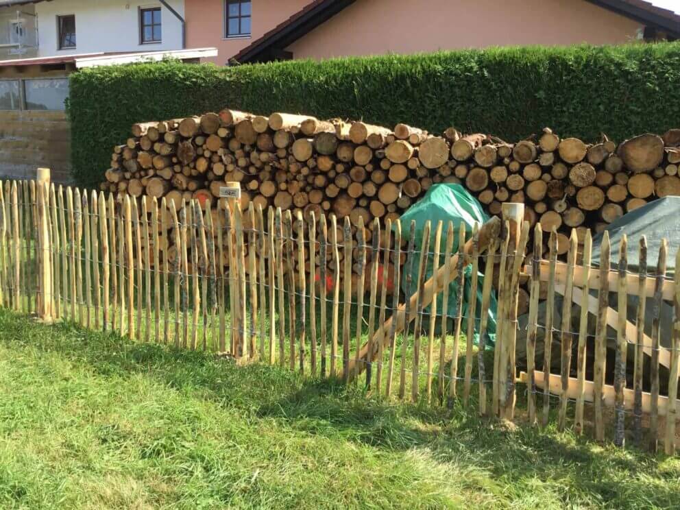 Clôture ganivielle française en bois de châtaignier de 100 cm de hauteur et avec un espacement de 4 cm. entre les lattes.