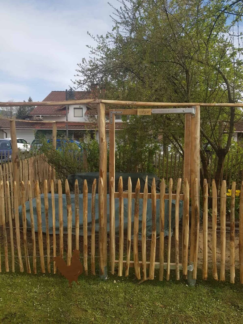 Clôture ganivielle française en bois de châtaignier de 100 cm de hauteur et avec un espacement de 4 cm. entre les lattes.