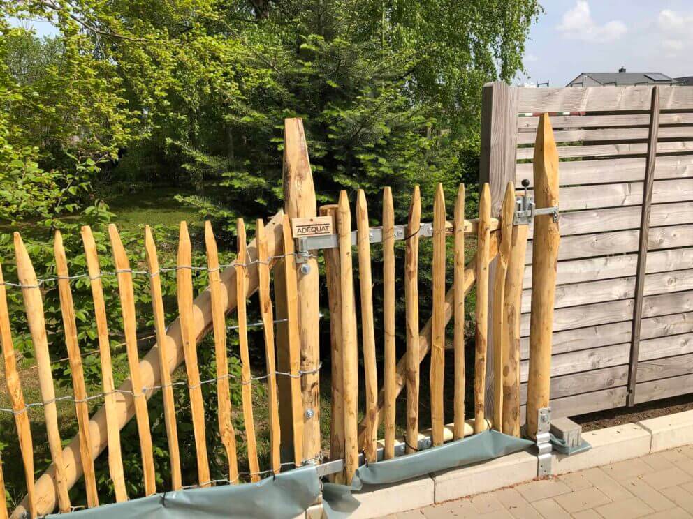 Clôture ganivielle française en bois de châtaignier de 100 cm de hauteur et avec un espacement de 4 cm. entre les lattes.