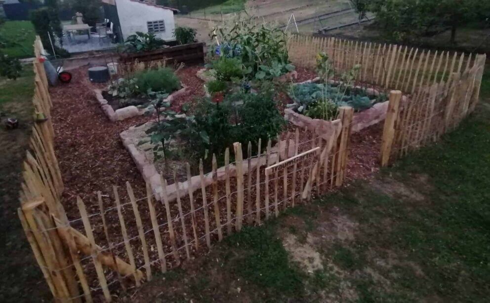 Clôture ganivielle française en bois de châtaignier de 100 cm de hauteur et avec un espacement de 8 cm. entre les lattes.