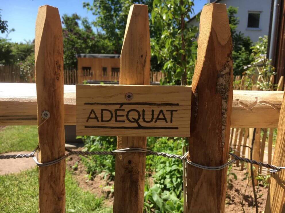 Clôture ganivielle française en bois de châtaignier de 100 cm de hauteur et avec un espacement de 6 cm. entre les lattes.