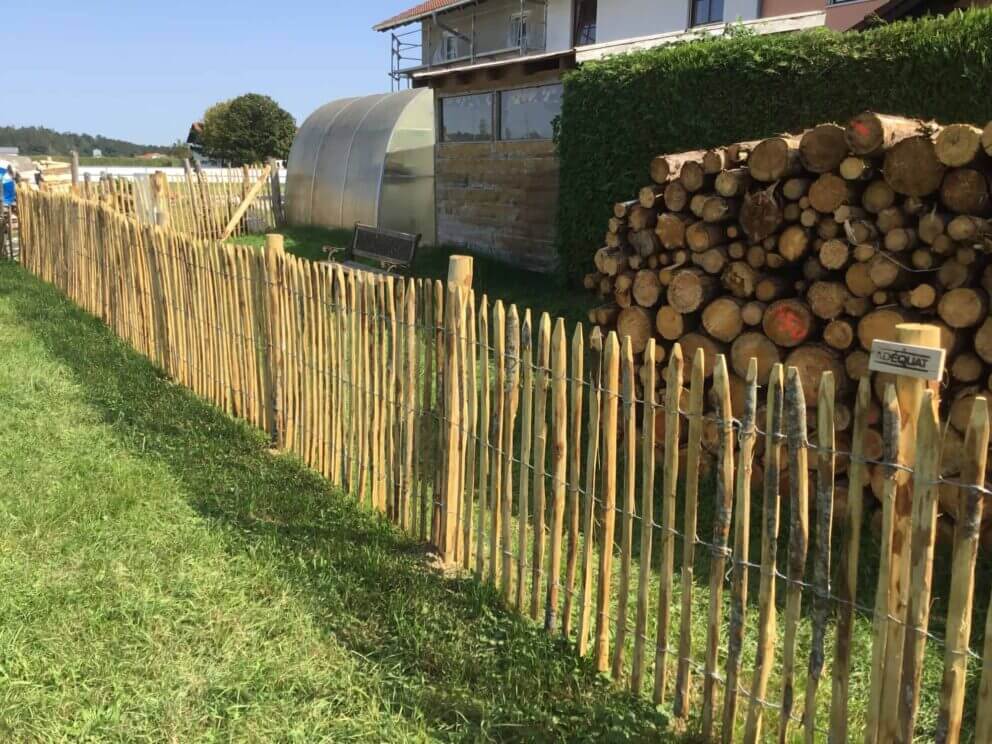 Clôture ganivielle française en bois de châtaignier de 100 cm de hauteur et avec un espacement de 4 cm. entre les lattes.