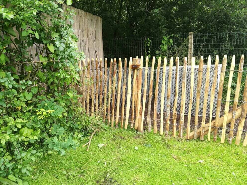 Clôture ganivielle française en bois de châtaignier de 100 cm de hauteur et avec un espacement de 4 cm. entre les lattes. Autour du poulailler.