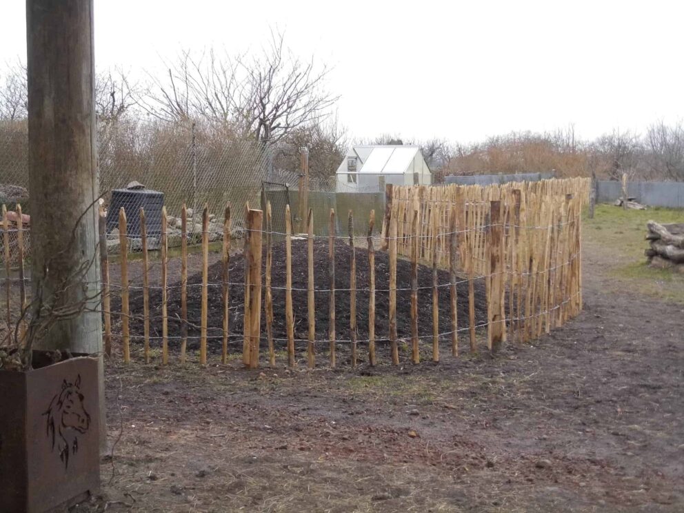 Clôture ganivielle française en bois de châtaignier de 100 cm de hauteur et avec un espacement de 10 cm. entre les lattes.