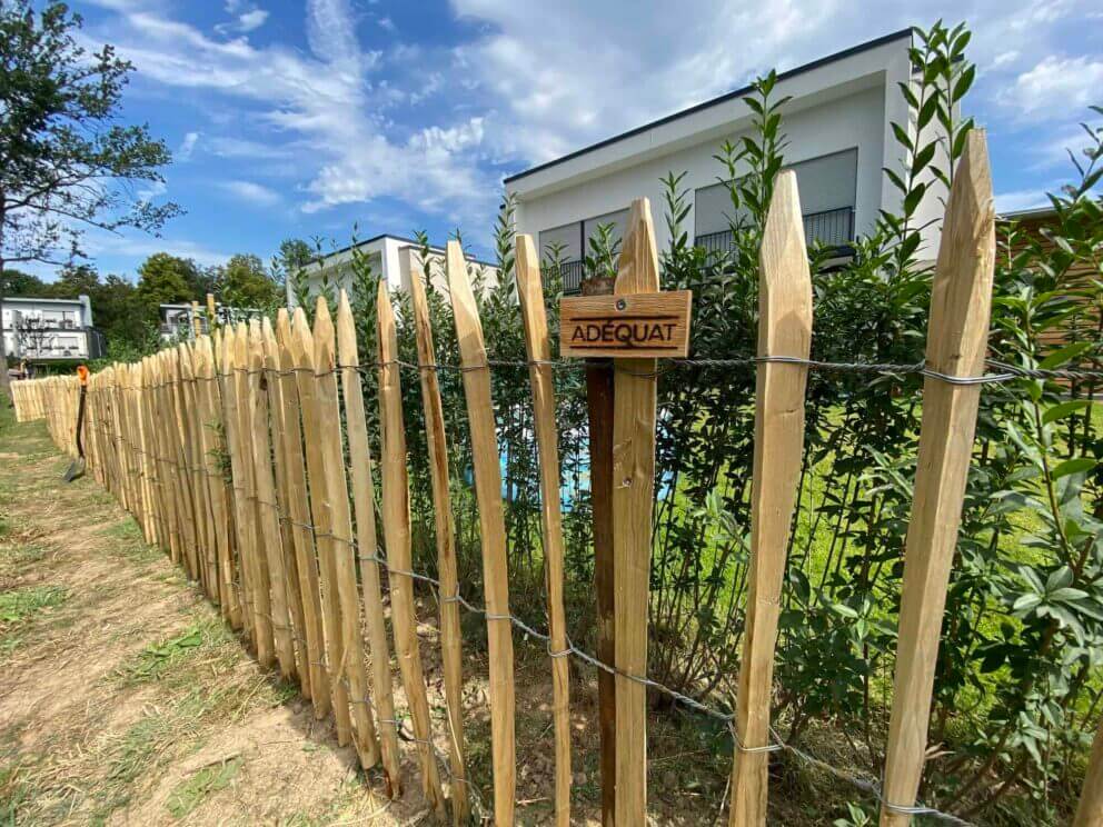 Clôture ganivielle française en bois de châtaignier de 100 cm de hauteur et avec un espacement de 8 cm. entre les lattes.