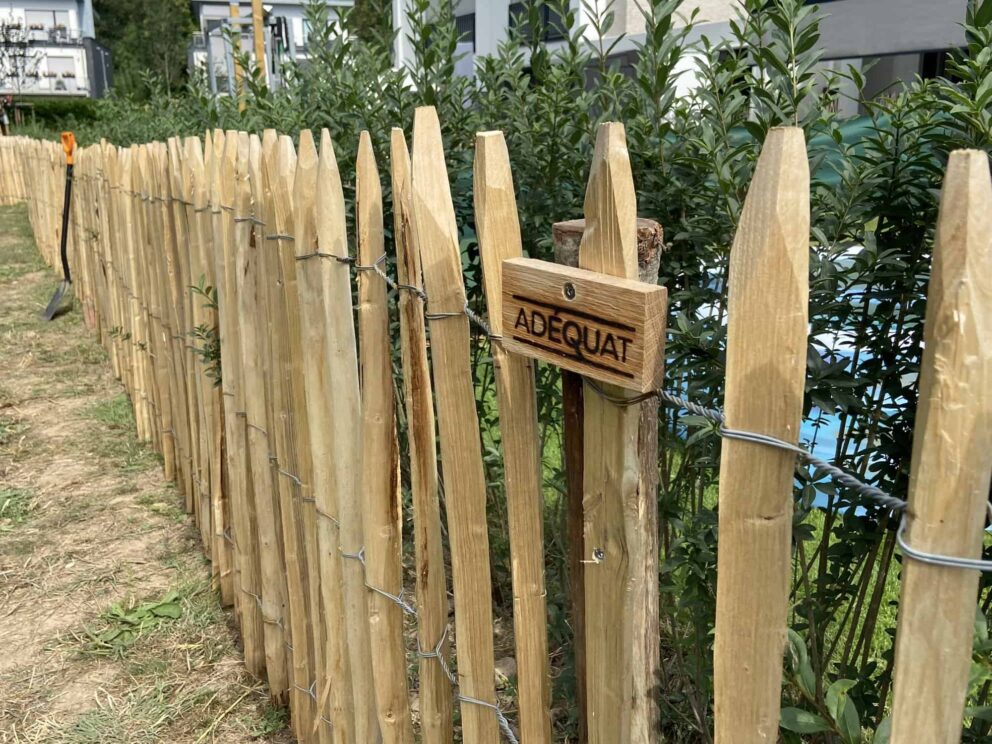 Clôture ganivielle française en bois de châtaignier de 100 cm de hauteur et avec un espacement de 8 cm. entre les lattes.