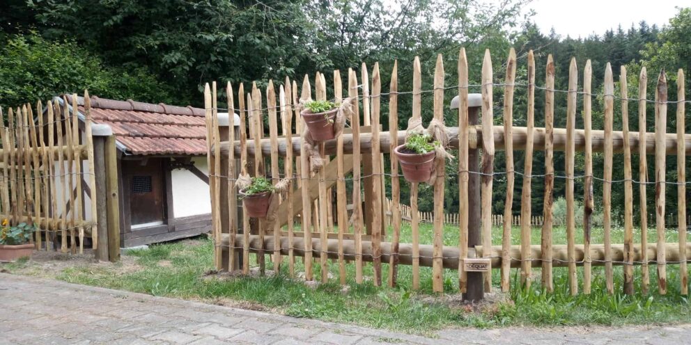 Clôture ganivielle française en bois de châtaignier de 120 cm de hauteur et avec un espacement de 8 cm. entre les lattes.