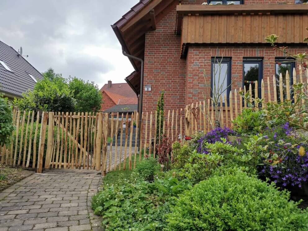 Clôture ganivielle française en bois de châtaignier de 120 cm de hauteur et avec un espacement de 6 cm. entre les lattes.