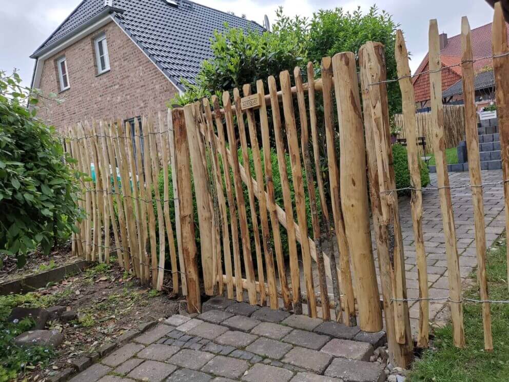 Clôture ganivielle française en bois de châtaignier de 120 cm de hauteur et avec un espacement de 6 cm. entre les lattes.