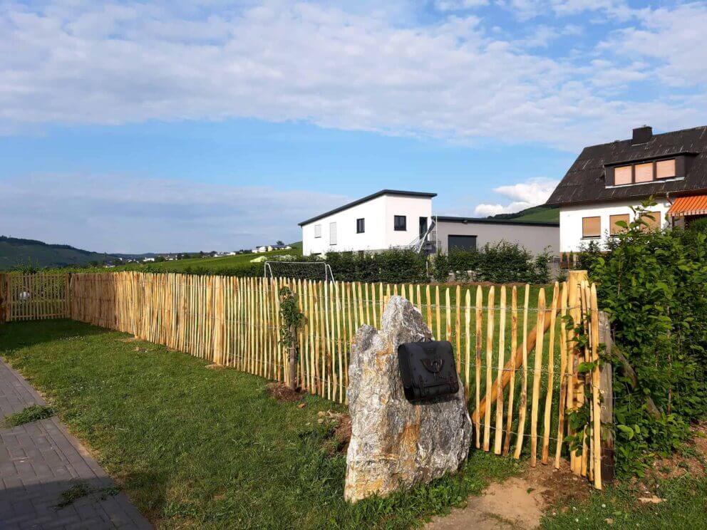 Clôture ganivielle française en bois de châtaignier de 120 cm de hauteur et avec un espacement de 6 cm. entre les lattes.