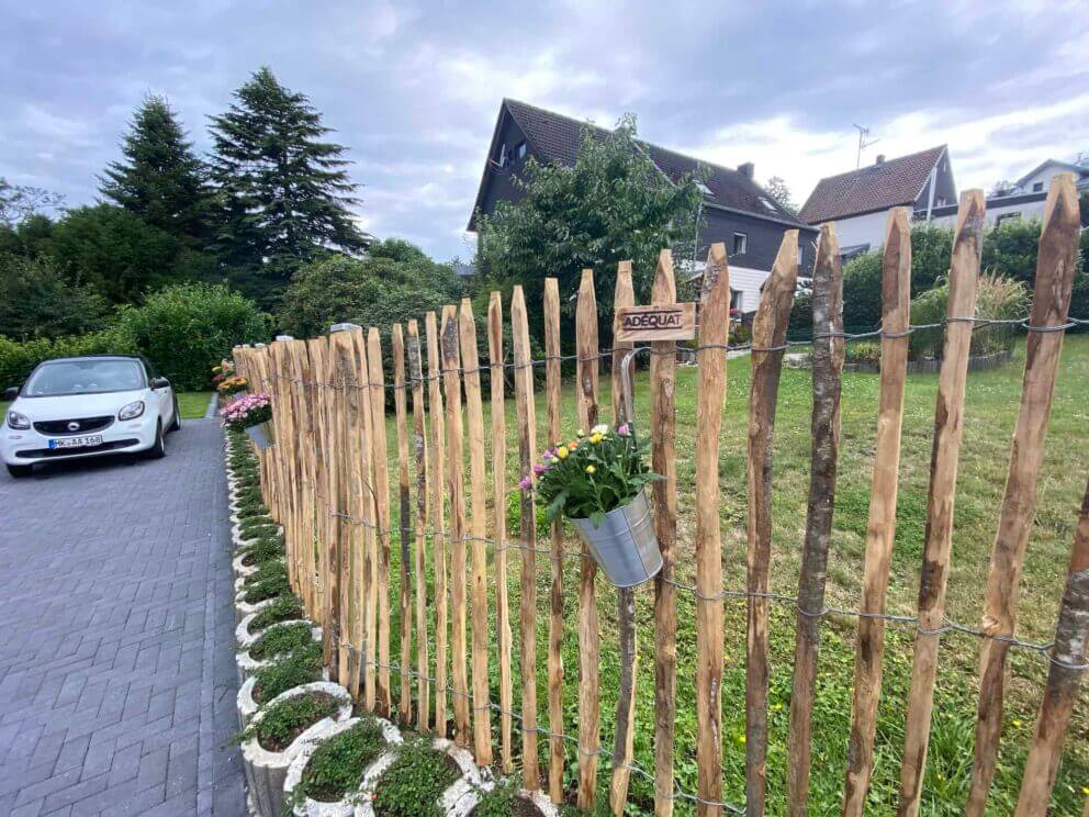 Clôture ganivielle française en bois de châtaignier de 120 cm de hauteur et avec un espacement de 4 cm. entre les lattes.