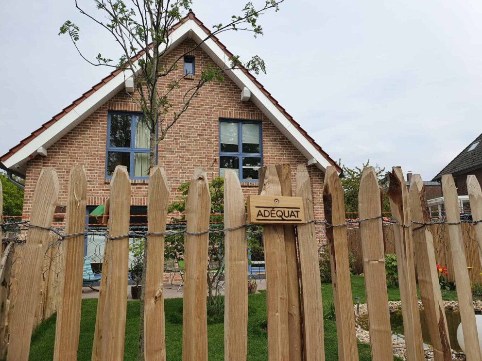 Clôture ganivielle française en bois de châtaignier de 120 cm de hauteur et avec un espacement de 4 cm. entre les lattes.