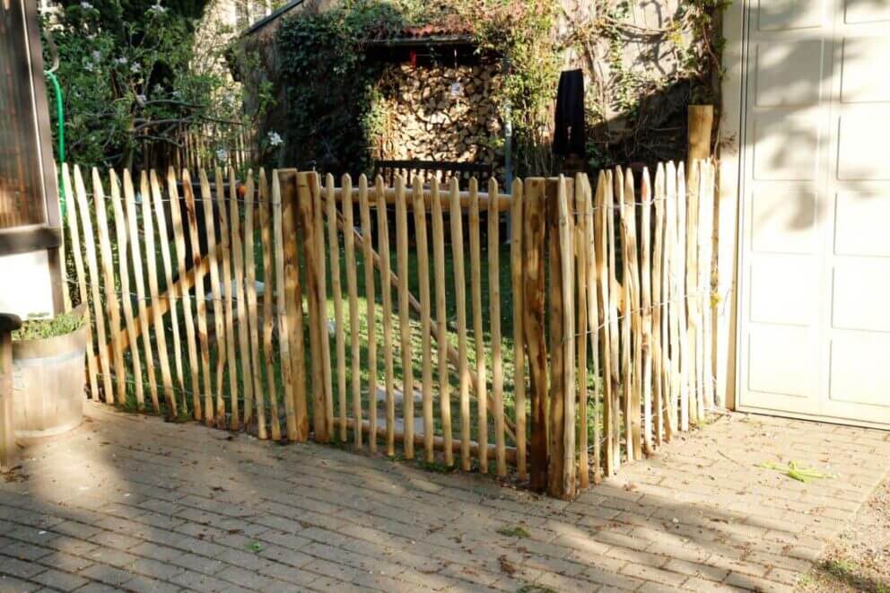 Clôture ganivielle française en bois de châtaignier de 120 cm de hauteur et avec un espacement de 6 cm. entre les lattes.