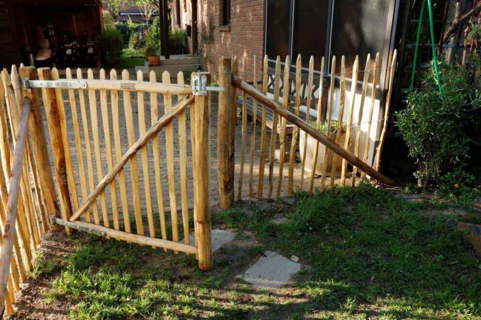 Clôture ganivielle française en bois de châtaignier de 120 cm de hauteur et avec un espacement de 6 cm. entre les lattes.