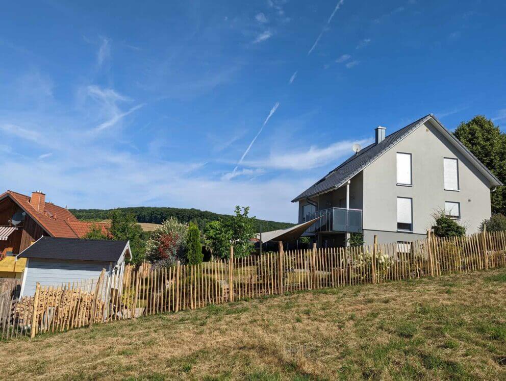 Clôture ganivielle française en bois de châtaignier de 120 cm de hauteur et avec un espacement de 6 cm. entre les lattes.