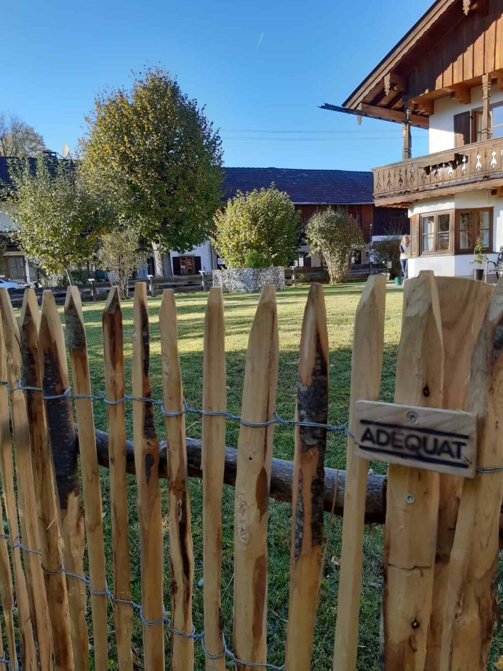 Clôture ganivielle française en bois de châtaignier de 100 cm de hauteur et avec un espacement de 2 cm. entre les lattes.