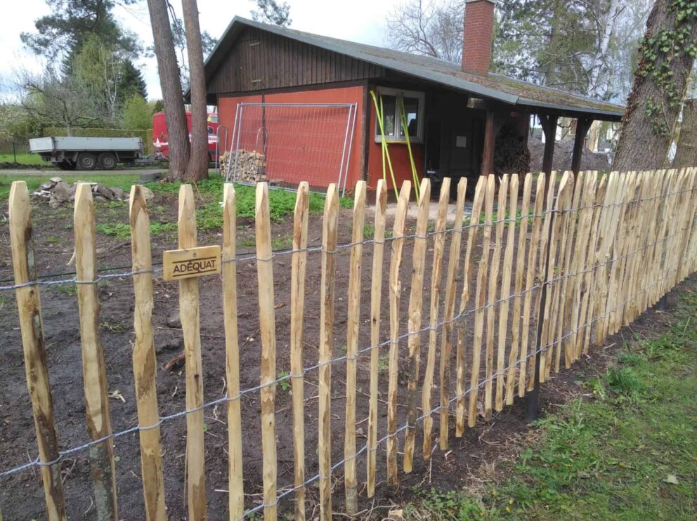 Clôture ganivielle française en bois de châtaignier de 100 cm de hauteur et avec un espacement de 6 cm. entre les lattes.