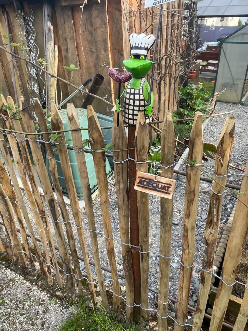 Clôture ganivielle française en bois de châtaignier de 120 cm de hauteur et avec un espacement de 4 cm. entre les lattes.