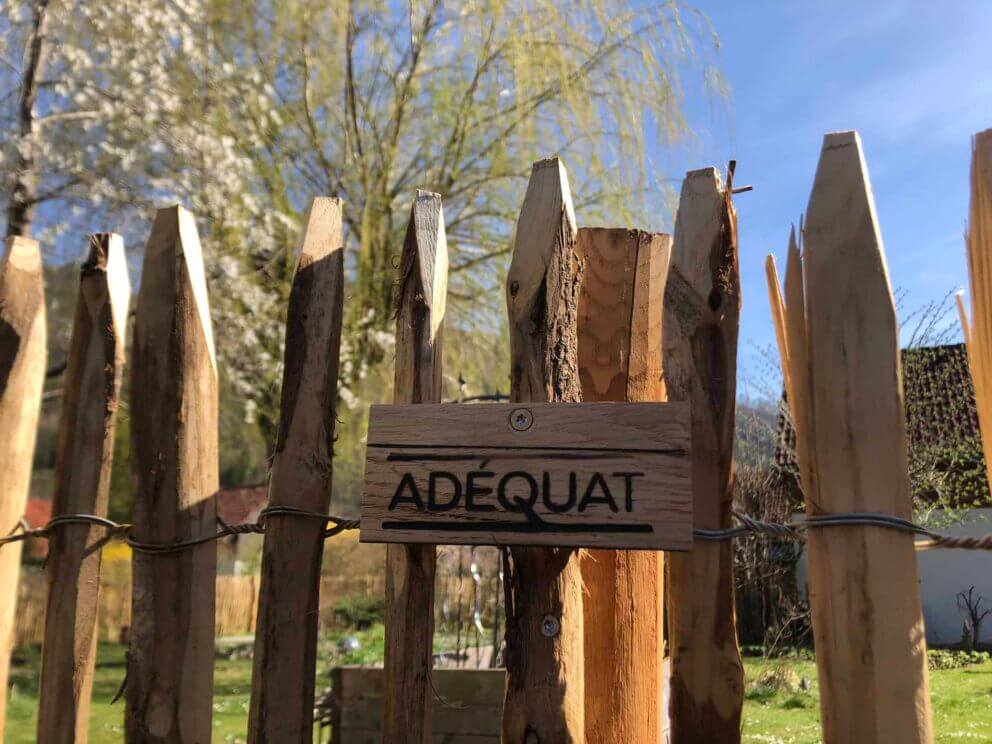 Clôture ganivielle française en bois de châtaignier de 120 cm de hauteur et avec un espacement de 2 cm. entre les lattes.