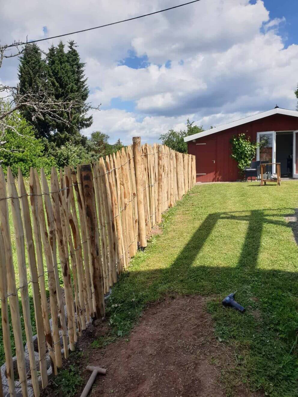 Clôture ganivielle française en bois de châtaignier de 120 cm de hauteur et avec un espacement de 4 cm. entre les lattes.