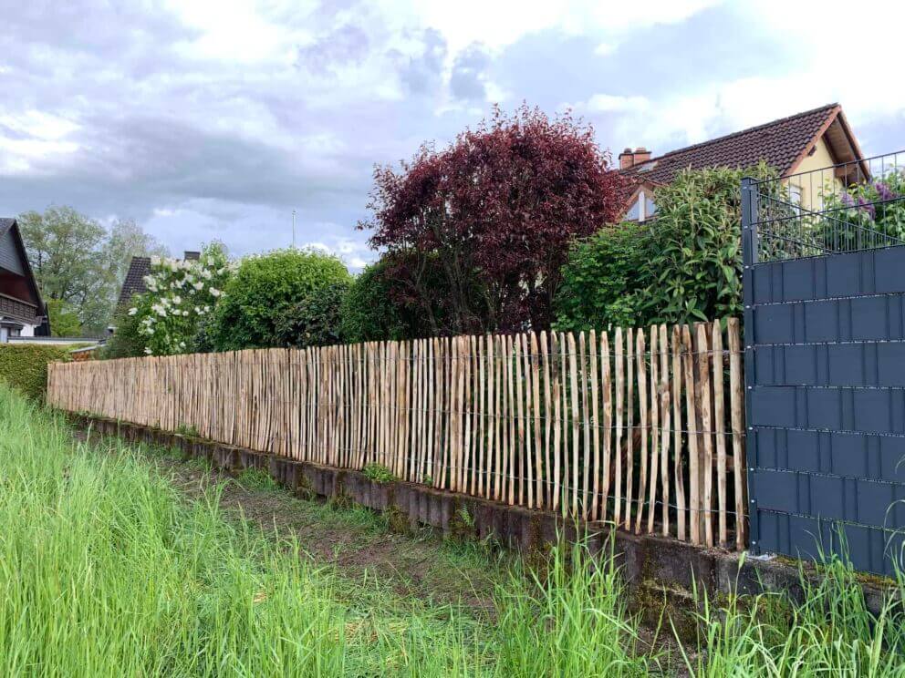 Clôture ganivielle française en bois de châtaignier de 120 cm de hauteur et avec un espacement de 4 cm. entre les lattes.