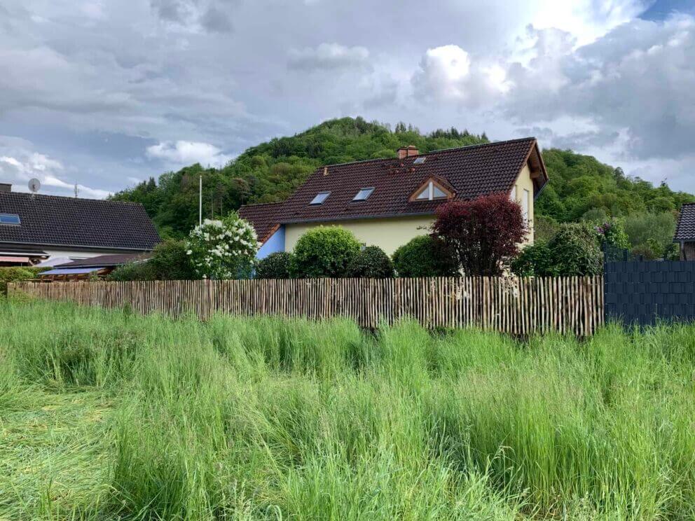 Clôture ganivielle française en bois de châtaignier de 120 cm de hauteur et avec un espacement de 4 cm. entre les lattes.