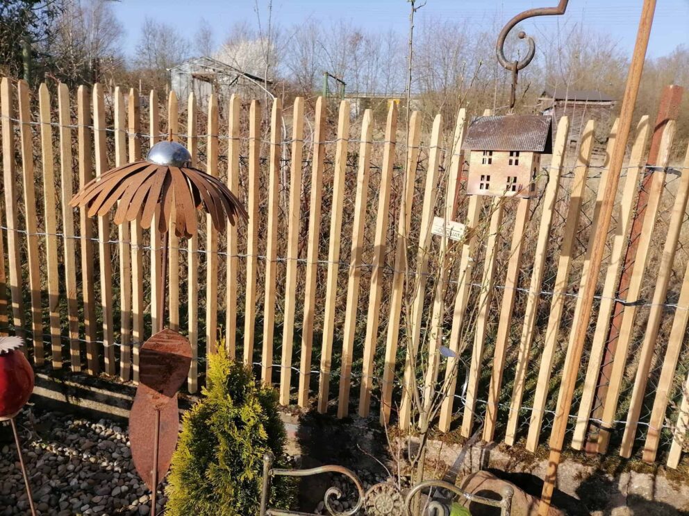 Clôture ganivielle française en bois de châtaignier de 120 cm de hauteur et avec un espacement de 4 cm. entre les lattes.