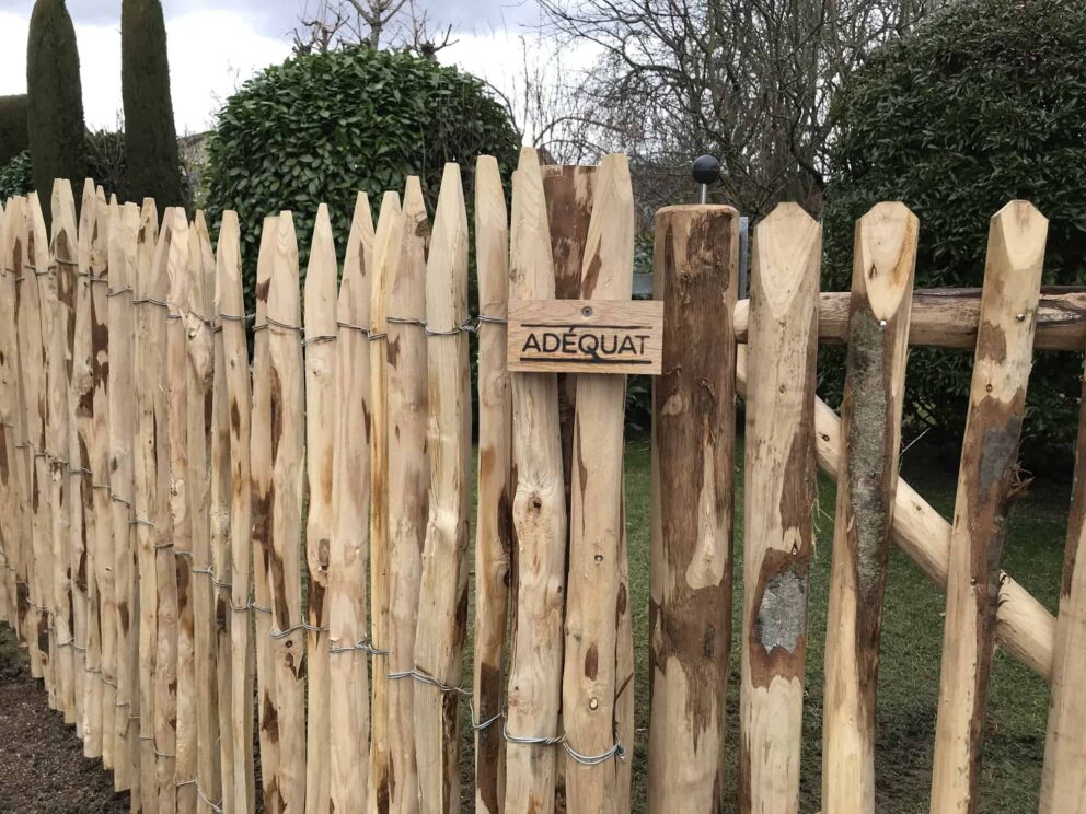 Clôture ganivielle française en bois de châtaignier de 100 cm de hauteur et avec un espacement de 2 cm. entre les lattes.