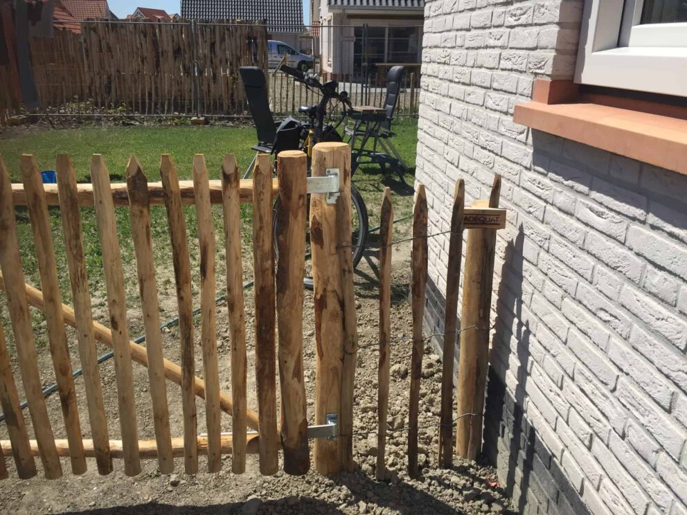 Clôture ganivielle française en bois de châtaignier de 100 cm de hauteur et avec un espacement de 8 cm. entre les lattes.