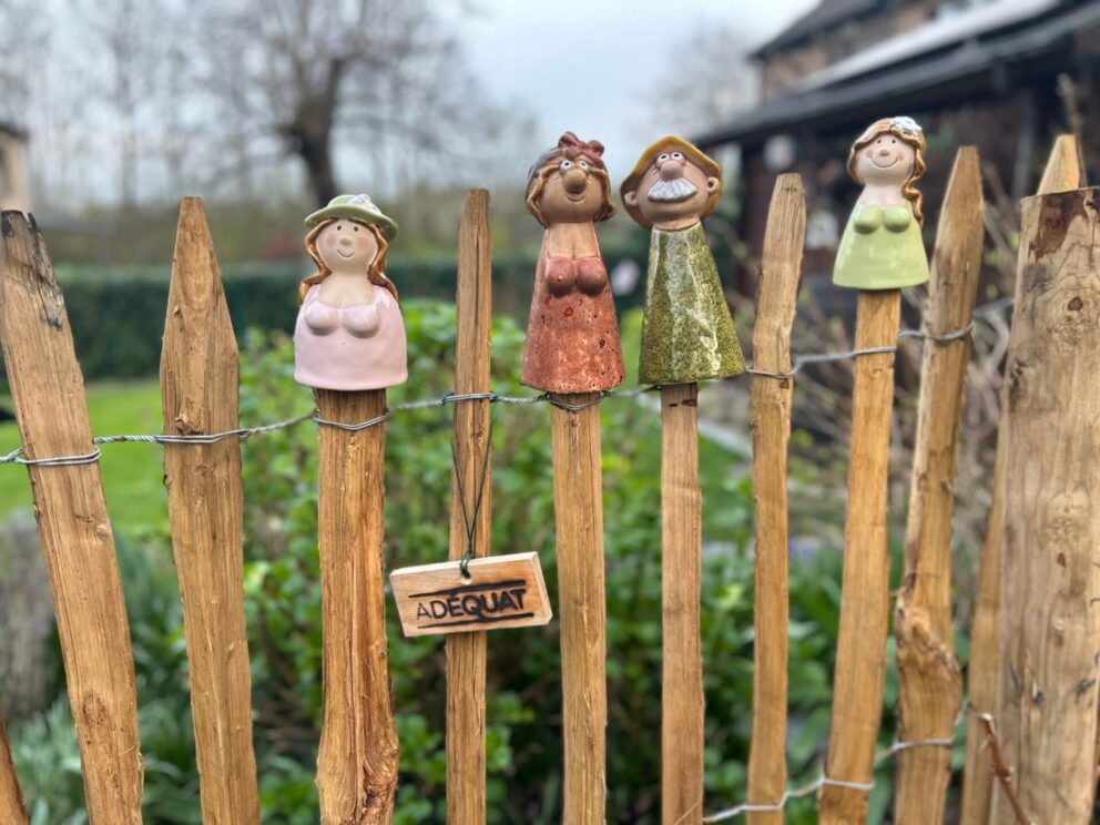 Clôture ganivielle française en bois de châtaignier de 120 cm de hauteur et avec un espacement de 6 cm. entre les lattes.