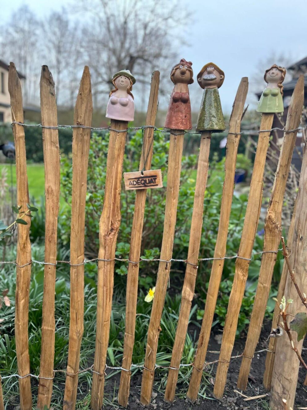 Clôture ganivielle française en bois de châtaignier de 120 cm de hauteur et avec un espacement de 6 cm. entre les lattes.