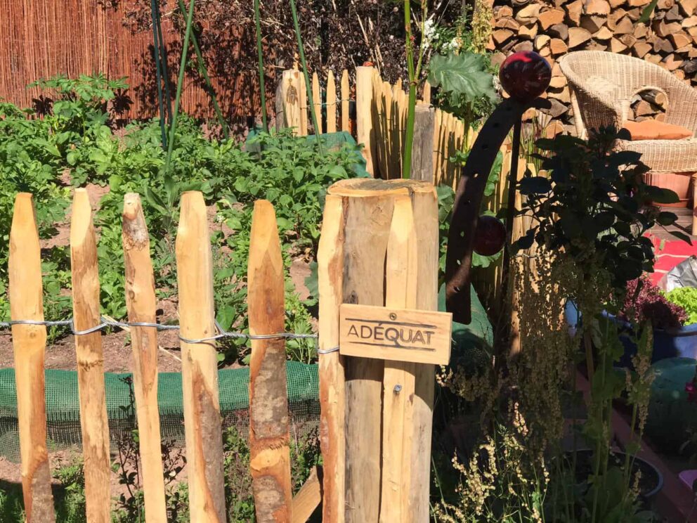 Clôture ganivielle française en bois de châtaignier de 100 cm de hauteur et avec un espacement de 4 cm. entre les lattes.